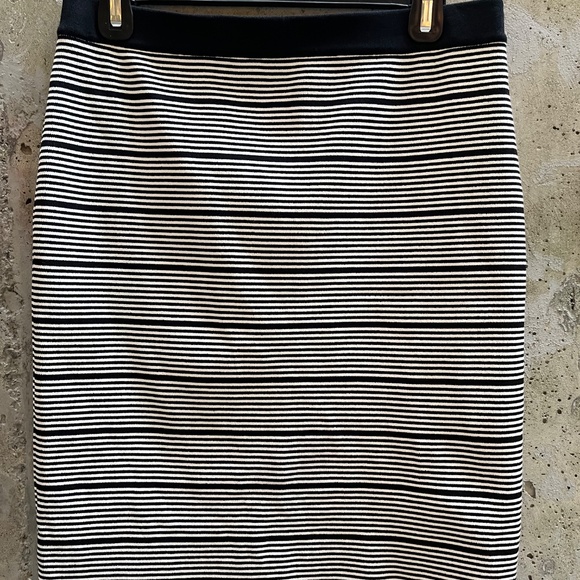 Romeo & Juliet Couture Skirt, Black / White Stripes, M - Picture 3 of 8